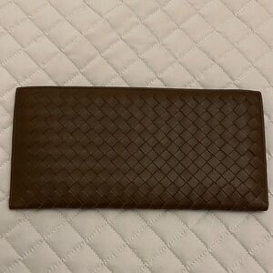 Bottega Veneta Intrecciato woven leather wallet/ clutch.